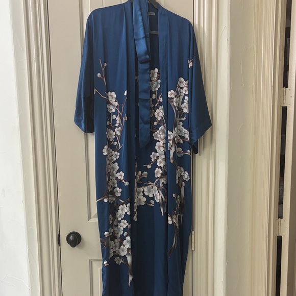 Kardashian Kollection Blue Floral Robe. 100% silk